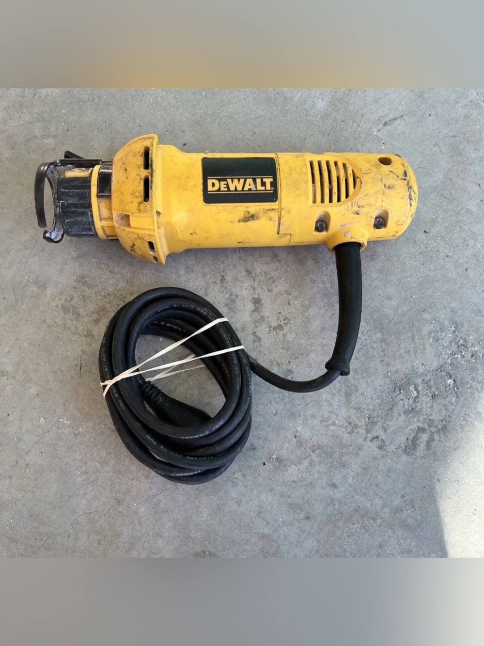 DEWALT DW660 Heavy-Duty Cut-Out Tool Corded Electric 120V 5A 30000RPM